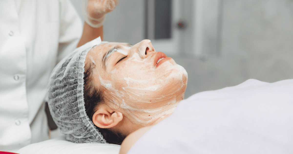 Chemický peeling: která kyselina na co a co zvládnete doma
