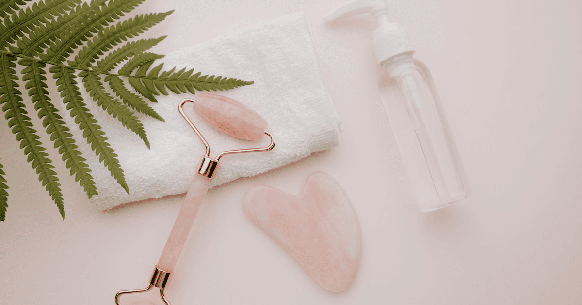 Gua sha: uvolní čelist, ale vrásky nevyhladí