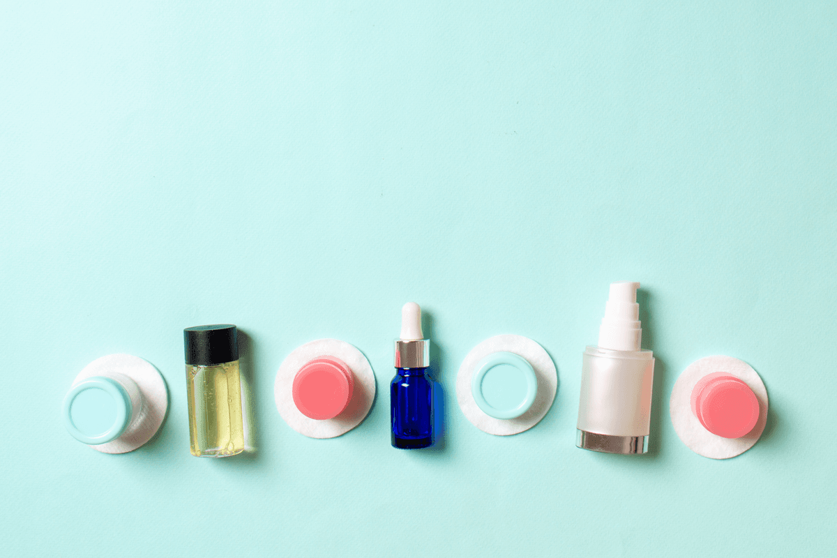 Miniatury a vzorky kosmetiky vyskládané v řadě – typický obsah beauty boxu
