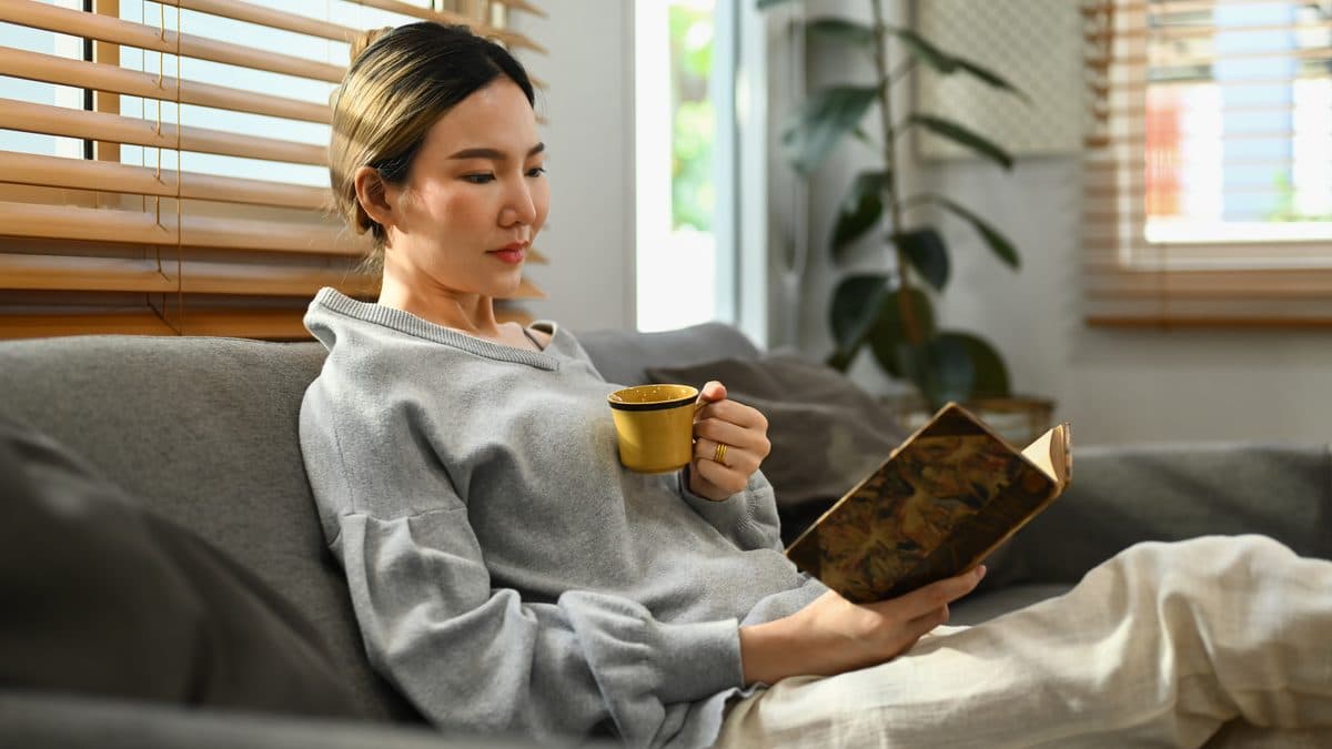 Žena si doma odpočívá u bylinného čaje