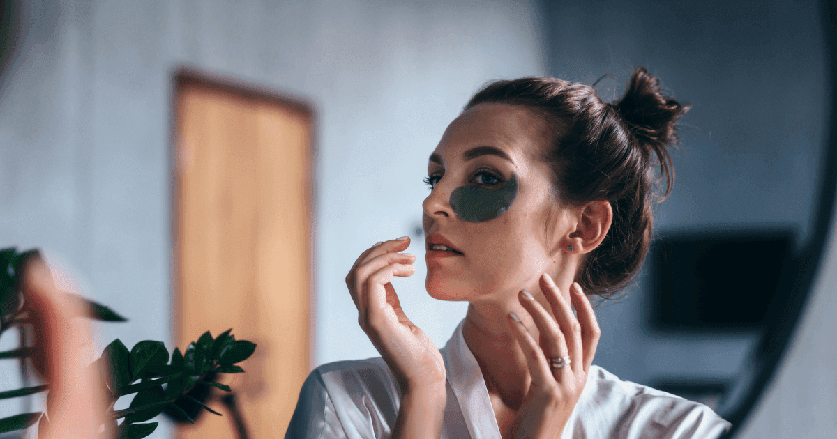 Večerní skincare produkty pro regeneraci pleti Večerní produkty rozložené na nočním stolku