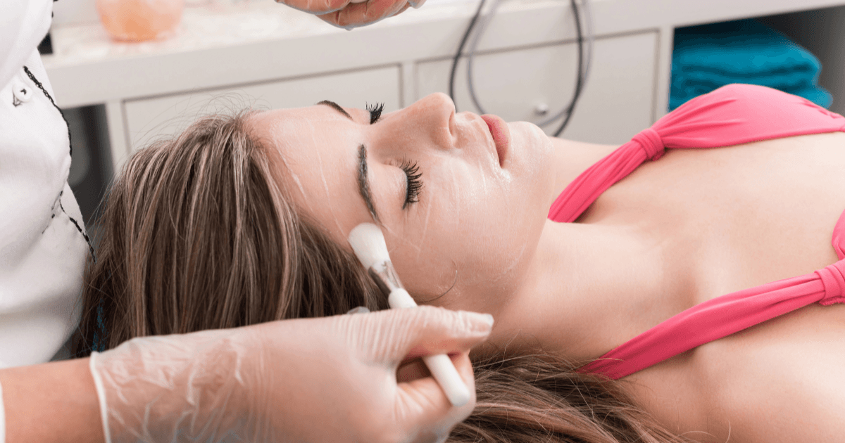 Žena aplikující sérum s chemickým peelingem na čistou pleť ve večerní rutině