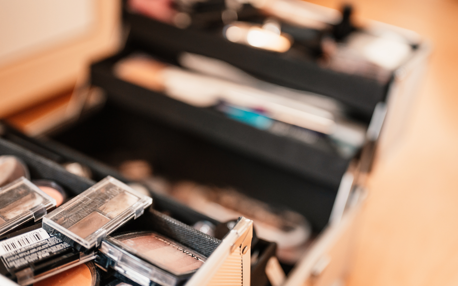 Jak zjistit trvanlivost kosmetiky: Co prozradí obal a co čich