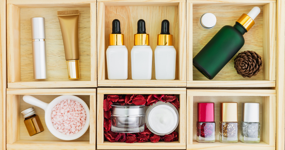 Praktické uspořádání kosmetiky podle používání Organizační systém kosmetiky podle frekvence použití