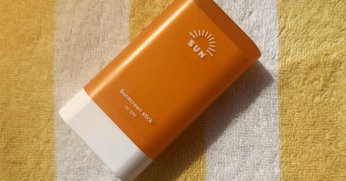 Lehký SPF fluid a jarní květiny na dřevěném podkladu