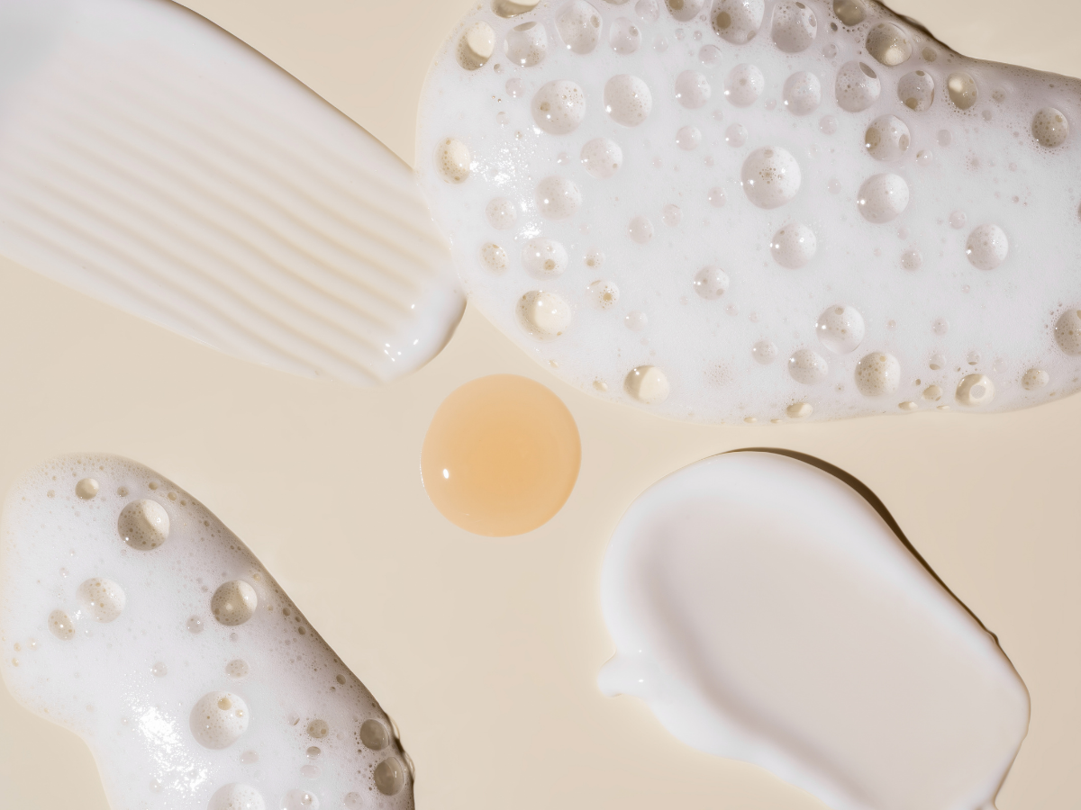 Srovnání textur krémů pro různé typy pleti PLACEHOLDER: Srovnání textur tří krémů vedle sebe – průhledný gel, lehký fluid a bohatý krém na světlém pozadí