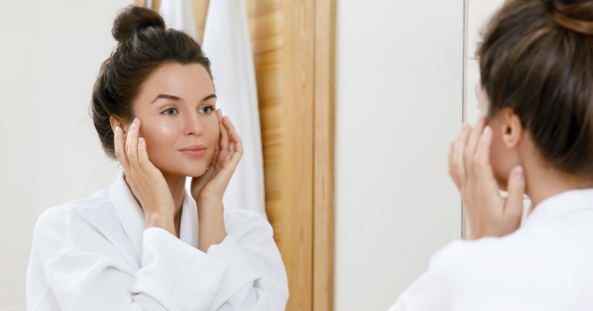 Správná technika masáže při odličování Demonstrace správné techniky masáže při odličování očního make-upu