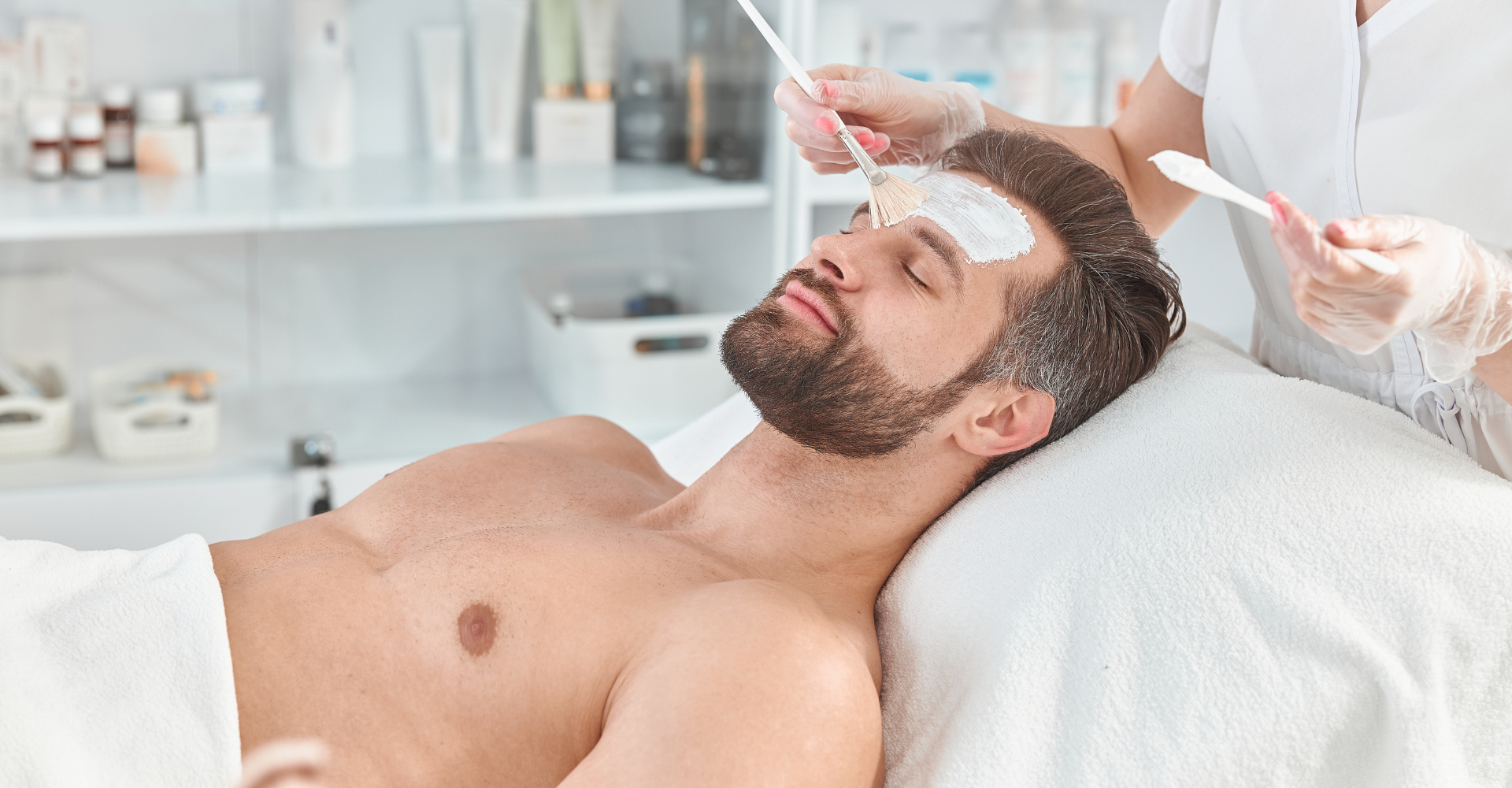 Muž nanáší krém pod oči – pleťová rutina pro muže