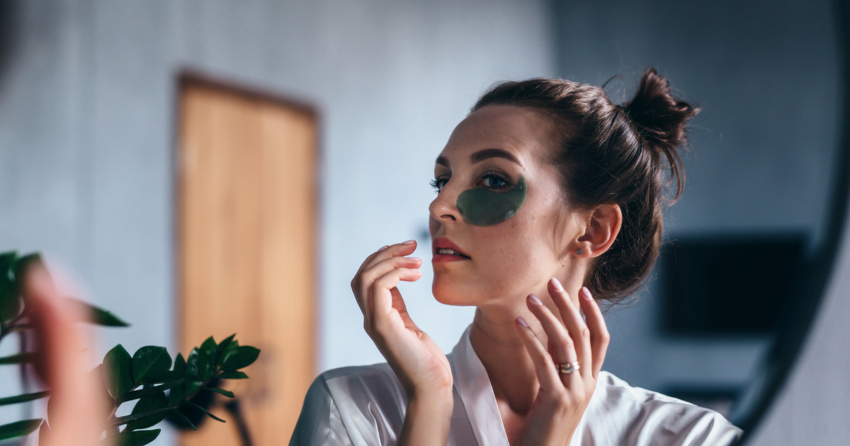 Večerní skincare produkty pro regeneraci pleti Večerní produkty rozložené na nočním stolku