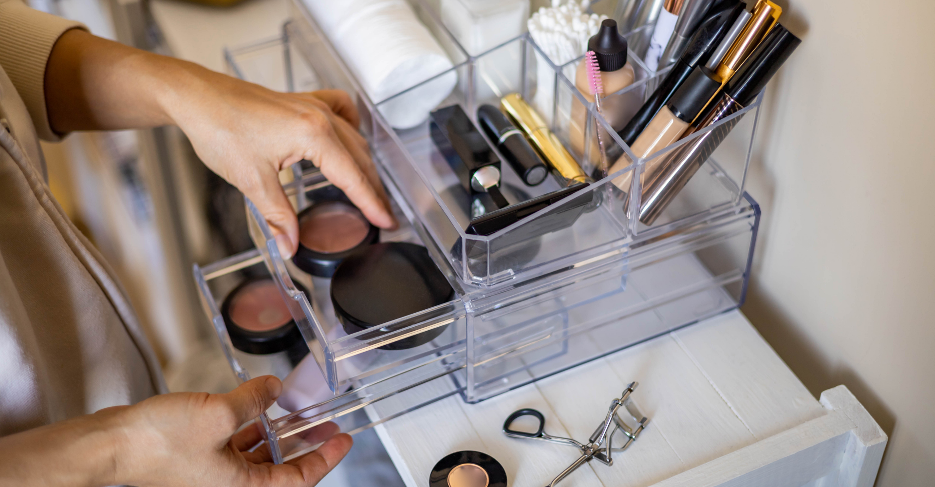 Skladování kosmetiky od A do Z: Co vydrží chlad a co světlo zničí
