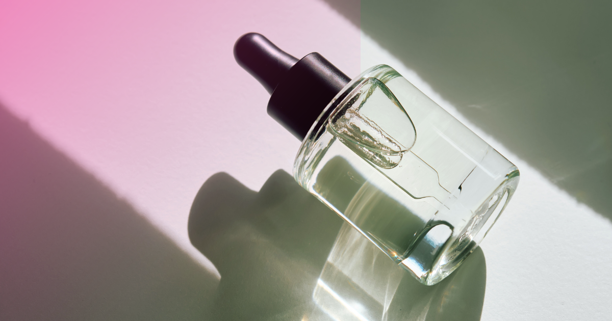 Vazelína vs. alternativy pro slugging Srovnání vazelíny a alternativ pro slugging – textura produktů na pleti