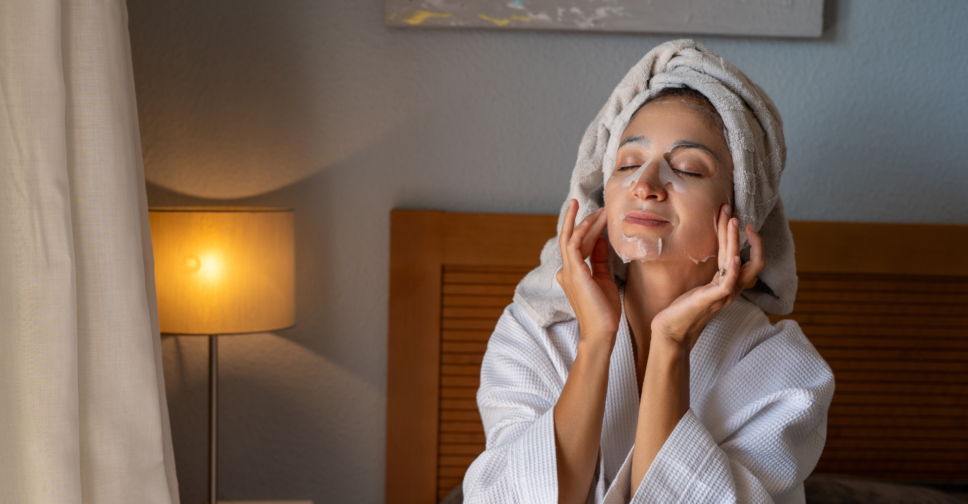 Večerní rutina péče o pleť – žena si myje obličej čistou vodou